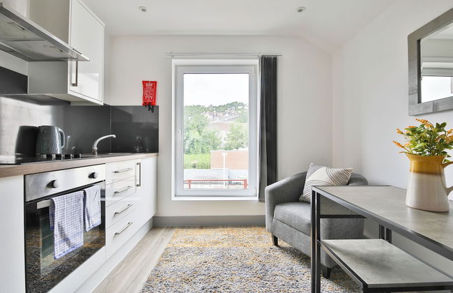 Stunning Studio In Converted Building - Photo 13