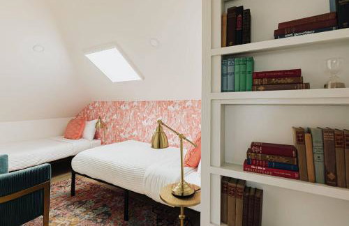 Luxe Victorian Retreat • Walk to Downtown - Foto 43