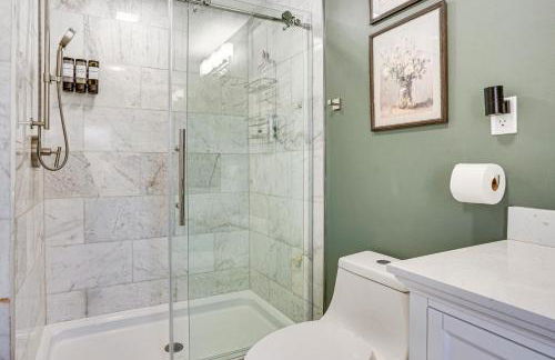 Explore Orange and NYC! Luxury Family Home with Deck - Foto 16