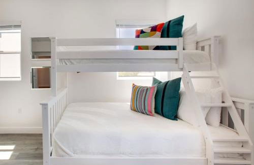 Luxury Townhome with Gated Parking and Private Balcony - Photo 16