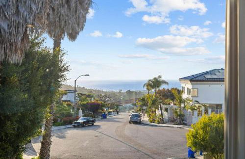 Oceanview Luxe Retreat with Rooftop - Foto 37