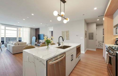 Modern Condo by Med District with Parking & Laundry - Foto 15