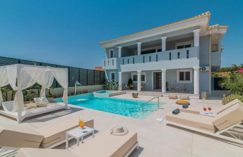 Fratelli Villa, with Heated Pool & Spa Whirlpool, By ThinkVilla - Foto 4