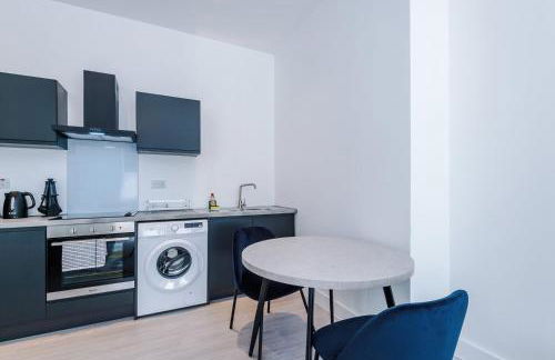 Cohost Partners Cozy Stay Heart of Warrington - Photo 11