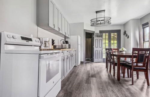 THE 1023 With Private Yard & Parking, Near Falls & Casino by Niagara Hospitality - Foto 16