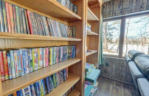 Lakefront Townsend Cabin with Fire Pit and Dock! - Foto 6