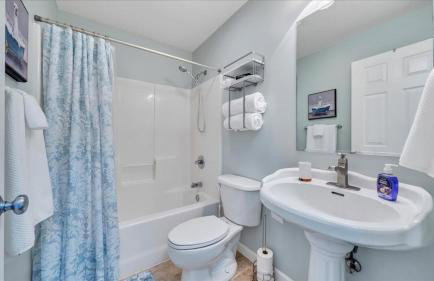 Lakefront 3BR with Dock, Fire Pit, Lawn Games, and Game Room - Foto 14