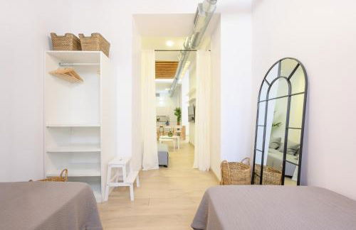 Modern 3 bedroom, city center with patio & high ceilings by 10ToSea - Photo 8