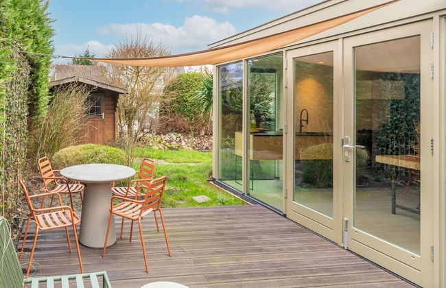 Stylish Holiday Home With Private Garden - Photo 13