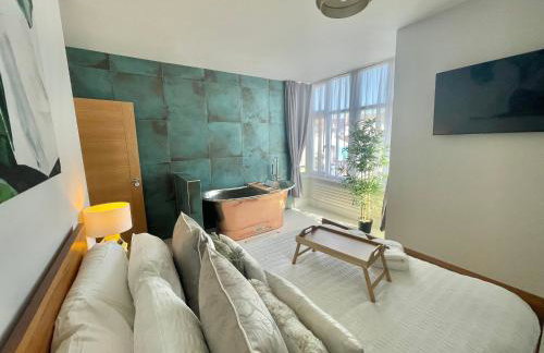 The Alice Apartment - by Coastline Retreats - Balcony Apartment - Alice in Wonderland Themed Secret Room - Luxury Copper Bath in Master Bedroom - Foto 13