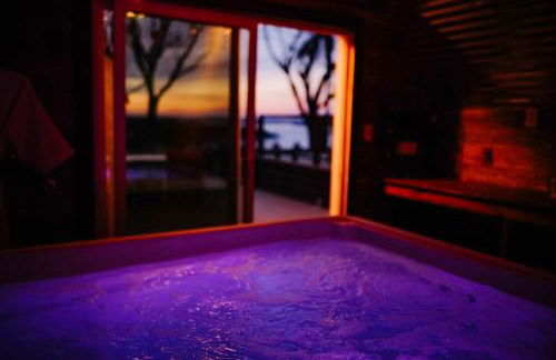 Hilltop Lakeview Hideaway- 2BR 2BATH with romantic sunsets - Foto 30