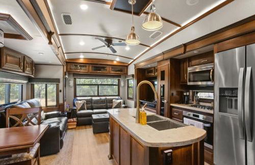 Private Luxury RV Getaway Full Bath Kitchen - Foto 9