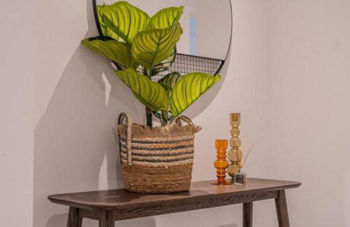 Luxuary 2BR Apt Sleeps 9, Wembley and Park Views - Photo 23