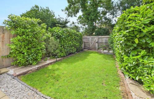 3 bed modern townhouse with self check in, sleeps 6, 35mins direct train to London Waterloo, zone 6 - Photo 22