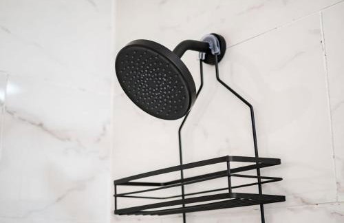 Oakwood Charm Family-Friendly 3BR Getaway - Photo 16