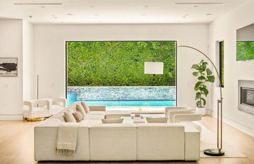 Luxurious Retreat - Modern House with Pool - Photo 5