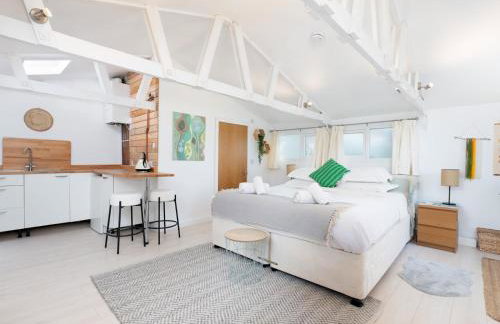 Bright & Airy Countryside Cabin Near Oxford, Perfect Getaway with Scenic Views - Pass the Keys - Foto 1