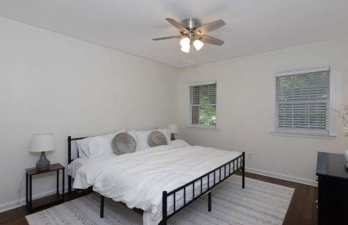 Group Getaway 6BR Near Fort Benning Huge Kitchen Private Yard - Foto 30