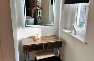 Stunning Town Center Cottage with hot tub - Foto 27