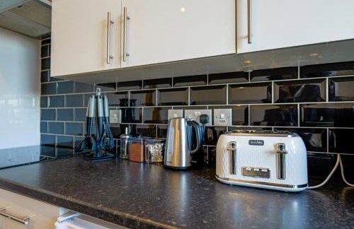 Zeenat Central Bury - Modern 2BR with Free Parking Sleeps 6 - Foto 28