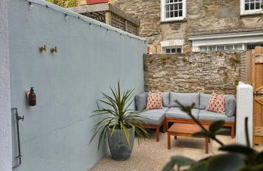 Palms 1 Log Burner Private Courtyard Parking Central Newquay - Photo 1