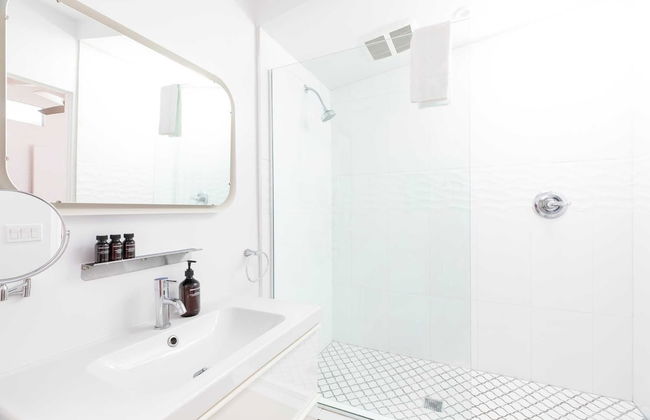 2 Rooms, Sleeps 8 Retro Hotel w/ Pool Wesley King Studio Buyout by Avantstay - Foto 9