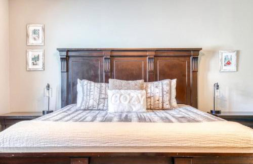 Iron Mountain - Spacious Secluded Lodge with Hot Tub & Game Room - Photo 46