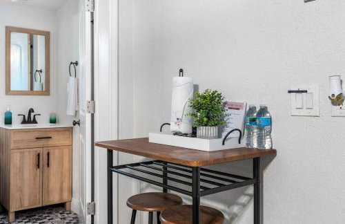 Mins to Beach - Studio Home- Walk to Downtown - Free Parking - Foto 14