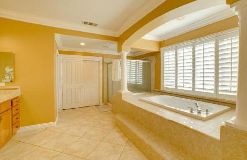 Resort-Style Oasis Expansive Riverside Mansion - Foto 24