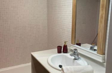 Sea-Breeze Apartment with Pool & Parking - Foto 8