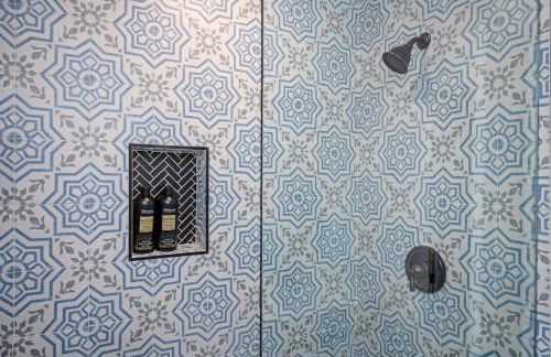 Chic 3BR Bungalow with Screened Porch & Patios - Foto 16