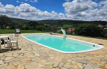 Chalés Vila Carrancas - Ao lado do centro com piscina, cozinha completa e muita tranquilidade - Foto 34