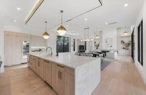 Barton Springs Luxe Heated Pool Spa Sleeps 16 - Photo 33