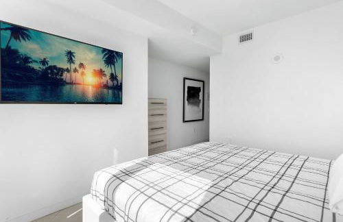 Tiffany Hazel - Rooftop Pool, Gym, & Walk to Beach - Foto 11