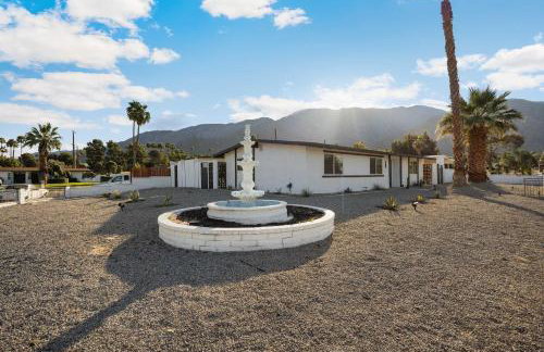 Desert Glow Getaway - Pool - Lounging - Backyard Games - Foto 55