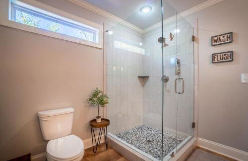 Par-Tee Haus I- Game Room & Hot Tub-Walk to Helen - Foto 12