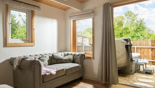 Hazel Tree Hut - Cosy Woodland Cabin with Private Hot Tub - Foto 4