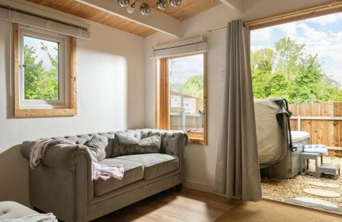 Hazel Tree Hut - Cosy Woodland Cabin with Private Hot Tub - Photo 4