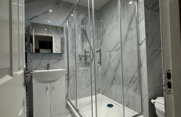 2BR Bungalow with Parking - Sunbeam Haven - Foto 4