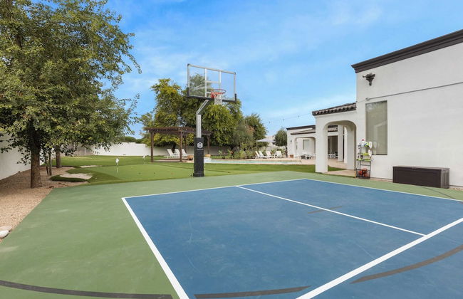 Sleeps 19, 7bdr Estate! Sports Court, Putting Green, Pool Farrier by Avantstay - Foto 4