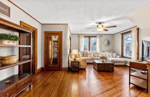 25 Massive 5 BR in Downtown Southington - Foto 1