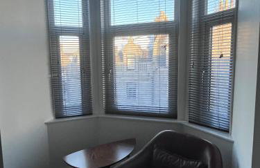 Spacious 2 bedroom flat nearby train and bus station - Foto 13