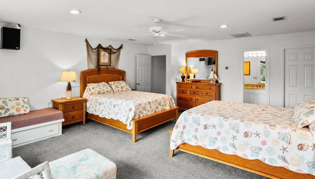 Sprawling Family Home Near Beaches With Fishing Dock & Beautiful Canal Views - Foto 3, Habitación