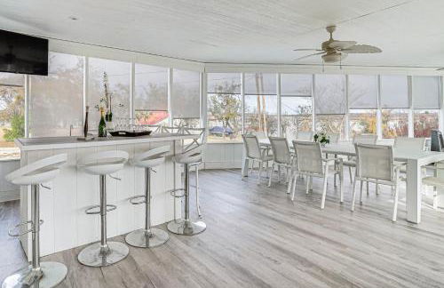 Luxury Lakefront Retreat with Dock in Runaway Bay - Foto 26