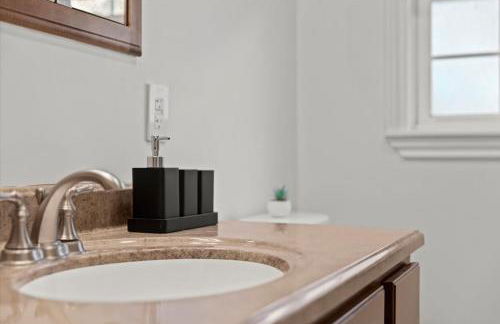 Cozy Home with Game Room and Fire Pit - Foto 30