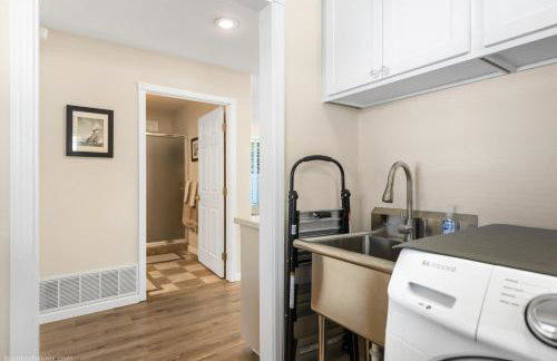 CDA Getaway! King Beds, Gear Storage, RV & Trailer Parking, 1 Mile to the Lake! - Foto 16