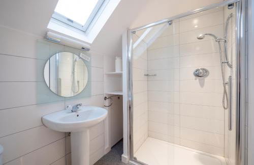 Spacious Coastal Retreat with Sea Views - Foto 46