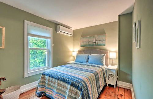 Charming Abode with Patio - Walk to Town and River! - Foto 17