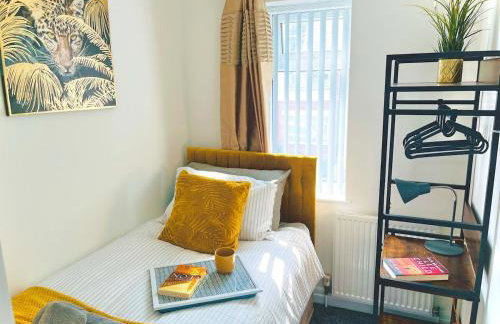 Ideal 4 Bed Home sleeps 7 Nr Middlebrook Stadium - Foto 5