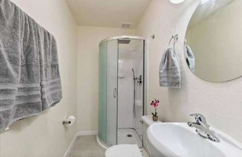 Bring the Crew! 4BR Luxe Pad, Backyard Magic & City at Your Door - Foto 31